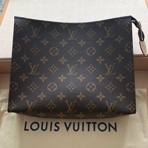 LOUIS VUITTON TOILETRY 26